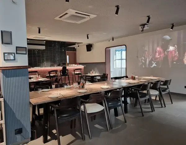 Slaps restaurant bar and dining area